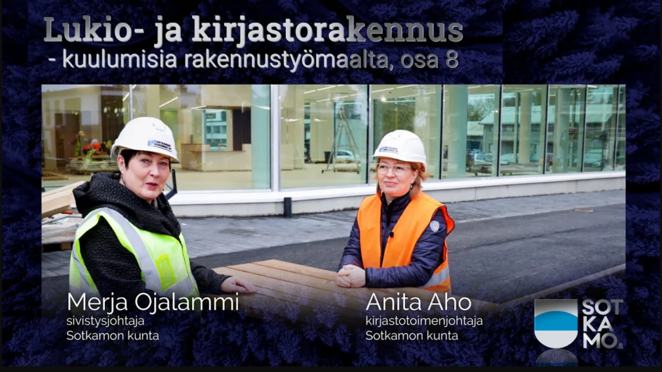 Kuvassa sivistysjohtaja ja kirjastotoimenjohtaja Anita Aho lukio-kirjastorakennuksen videolla.